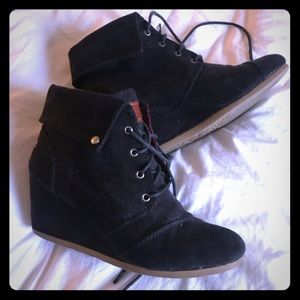 ☀️ Low Wedge Lace Up Suede Booties